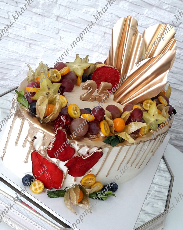 Торт без мастики с шоколадным декором и фруктами