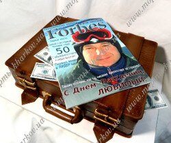 Торт чемодан с деньгами и журнал форбс